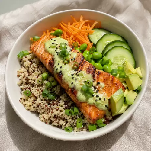 Salmon Quinoa Bowl dengan Saus Wasabi